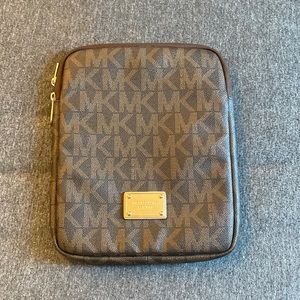 MICHAEL KORS IPAD/TABLET SLEEVE